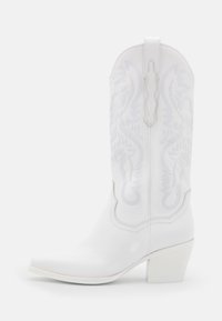 DAGGET - Kaubojiški / motociklininko stiliaus batai - white