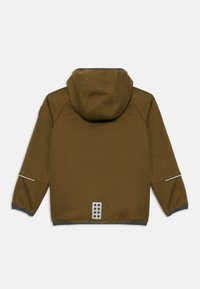 Brun hættejakke med en glat tekstur, elastiske manchetter, en reflekterende detalje på ærmet og en mønstret logoapplikation på ryggen.