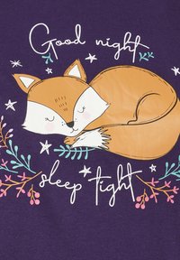 Lila bakgrund med en sovande räv-illustration. Texten lyder "God natt, sov gott." Innehåller färgglada blommor och stjärnor.