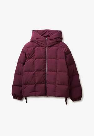 Burgundská prošívaná bunda s kapucí, která má prošívaný design a přední zip. Elastické manžety a lem pro nastavitelnou velikost. Lehká textura.