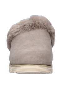 Beige pantoffel met een zachte, fuzzy bovenrand. Gemaakt van leer, met een platte, geribbelde zool. Eenvoudig, rond ontwerp zonder zichtbare sluitingen.