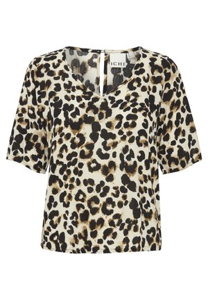 Kortærmet bluse i creme med et sort og brunt leopardmønster, der har en V-udskæring og en lille åbning bagpå for ekstra detaljer.