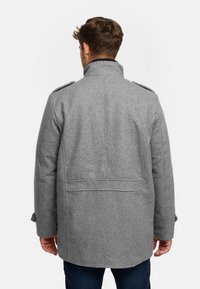 Grå uldblandet frakke med høj krave, skulderklapper, sidelommer og straight snit med en glat, tekstureret finish.