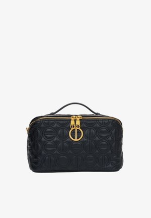 Černá kožená taška s prošívanými kruhovými vzory, zlatým zipem a kováním, plochou strukturou a horním madlem pro pohodlné nošení.