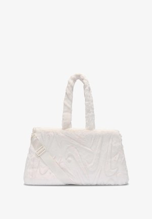 Borsa a mano in peluche bianco con motivo testurizzato, dotata di due manici corti e di una tracolla regolabile e removibile.