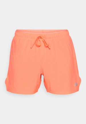 Pantalones cortos deportivos de color naranja neón con una textura de malla transpirable, cintura elástica con cordón y bolsillos laterales. Detalle del logo plateado en la parte izquierda.