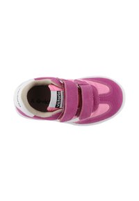Scarpa sportiva rosa realizzata con una combinazione di camoscio e materiali sintetici, con due fasce in Velcro e una suola in gomma bianca.