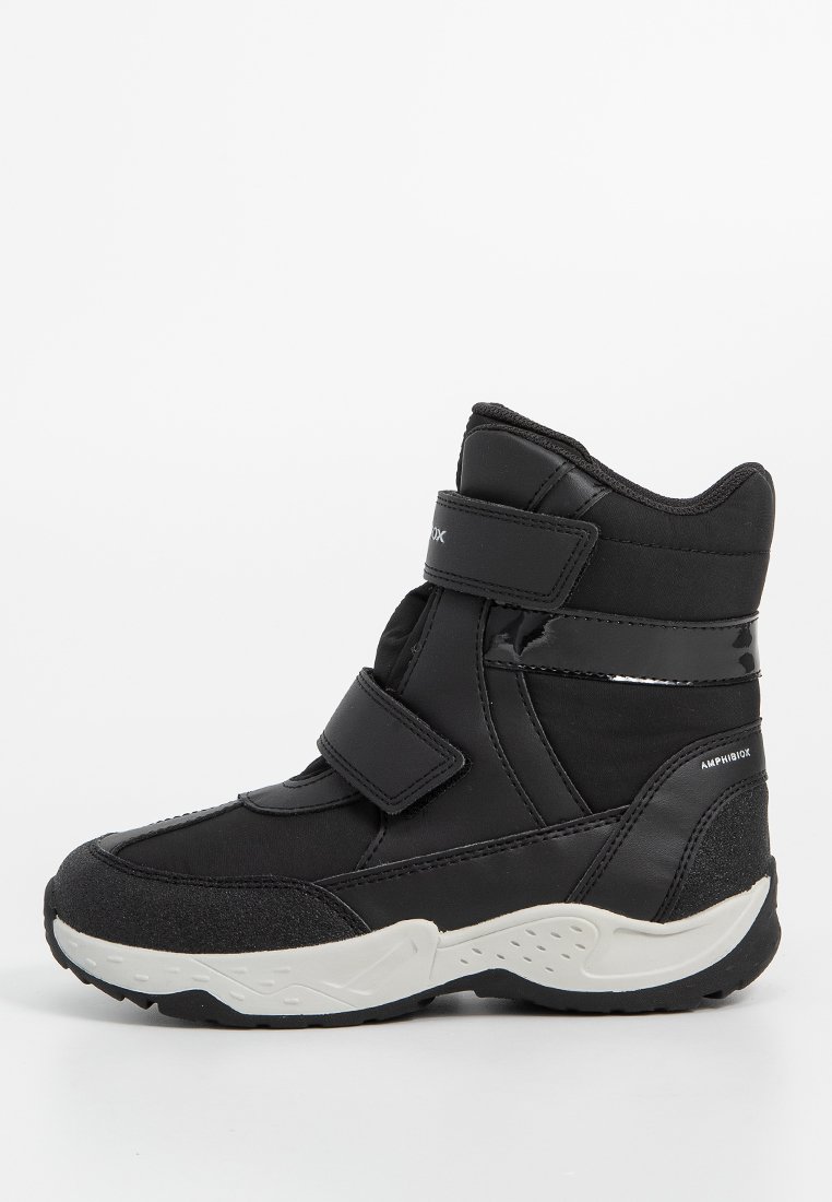 Schwarzer Winterstiefel mit hohem Schaft und weißer Sohle, zwei breiten Klettverschlüssen und strukturiertem Grip, entworfen für den Einsatz im Freien und bei kaltem Wetter.