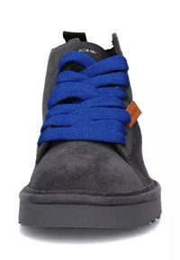 Sneaker in suede grigio con superficie testurizzata, con lacci blu, suola in gomma e una piccola etichetta arancione sul lato.