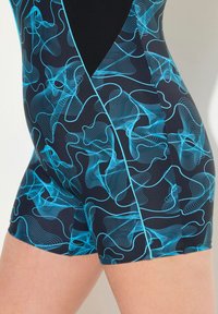 Kurzärmliger Body mit schwarzem Grundton und blauen wellenartigen Mustern. Ausgestattet mit einer taillierten Passform und glattem, dehnbarem Material.