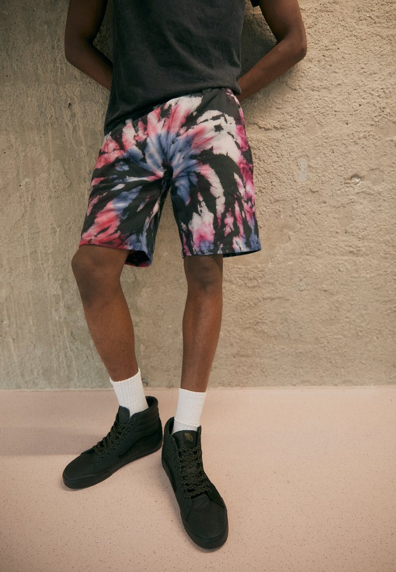 Kaotiko BERMUDA TIE DYE ESPIRAL UNISEX Shorts black/pink/black