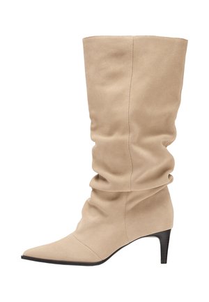 Stradivarius, FLACHE OVERKNEE-STIEFEL MIT PROFILSOHLE 19854870 - Bottes - beige