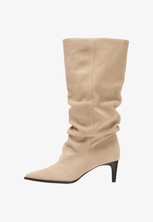 Stradivarius, FLACHE OVERKNEE-STIEFEL MIT PROFILSOHLE 19854870 - Bottes - beige