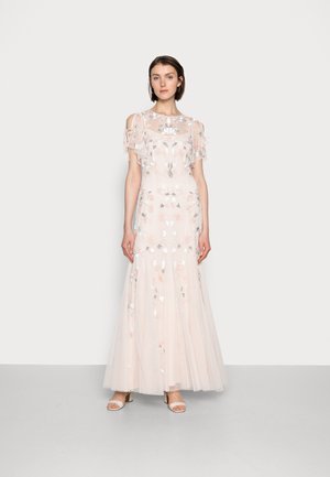 BEADED FLUTTER SLEEVE GOWN - Abito da sera - flaxen