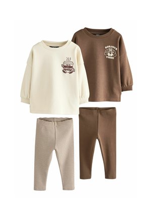 Zwei Kleinkinder-Outfits mit langärmligen Oberteilen und Leggings; eines in Creme mit Kaffeetassen-Druck und gestreiften Leggings, das andere in Braun mit dem Text "Bonjour Today" und einfarbigen Leggings.