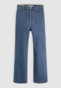 Jeans in denim blu a gamba dritta con passanti per cintura, chiusura a bottone e dettagli di cucitura frontale su uno sfondo bianco.