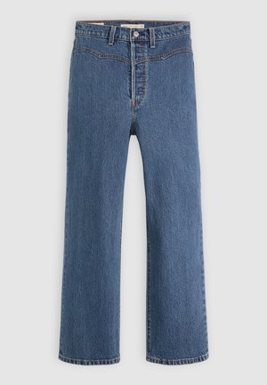 Jeans in denim blu a gamba dritta con passanti per cintura, chiusura a bottone e dettagli di cucitura frontale su uno sfondo bianco.