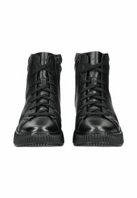 Sneaker alte nere in pelle con finitura testurizzata, dotate di lacci, zip laterali e suola in gomma con motivo a rilievo.