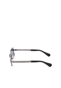 Occhiali da sole con lenti grigie, montatura slanciata in metallo argentato e aste rivestite in gomma nera. Presentano naselli regolabili per una vestibilità sicura.