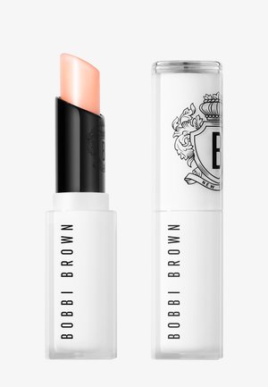 Bobbi Brown leppepomade med lys ferskenfarge, svart og hvit tube, en åpen som viser produktet og en lukket med logo på lokket.