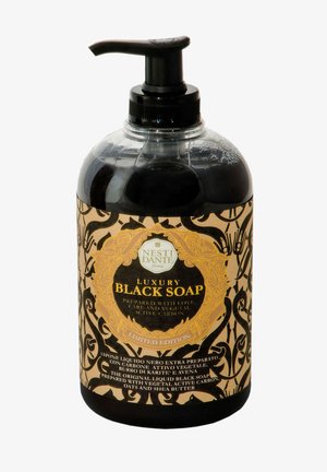Pumpspenderflasche von Nesti Dante Luxury Black Soap mit dekorativem beigem und schwarzem Etikett mit goldenen Akzenten und Produktdetails.