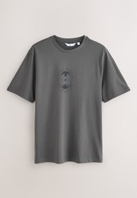 Donkergrijs T-shirt met korte mouwen en een ronde halslijn met een vaag centraal beeld van een palmboom, zon, en tekst met de woorden "Sunlight Salutation."