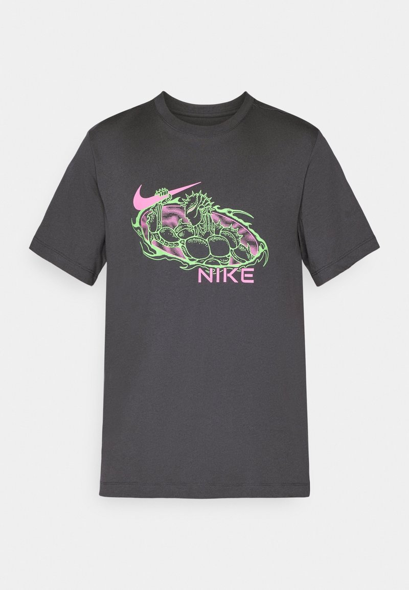 T-shirt Nike gris foncé avec un graphique vert et rose d'un dragon musclé tenant un swoosh Nike rose et un texte Nike rose en dessous.