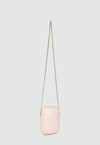 Helle rosa Leder-Crossbody-Tasche mit glatter Textur, rechteckiger Form und goldener Kettenriemen. Verfügt über einen Reißverschlussverschluss und ein minimales Design.
