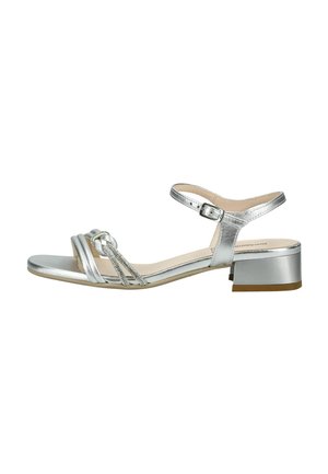 Sandalia plateada de tacón bajo con correa al tobillo, cierre de hebilla y detalle decorativo trenzado en las correas de los dedos.