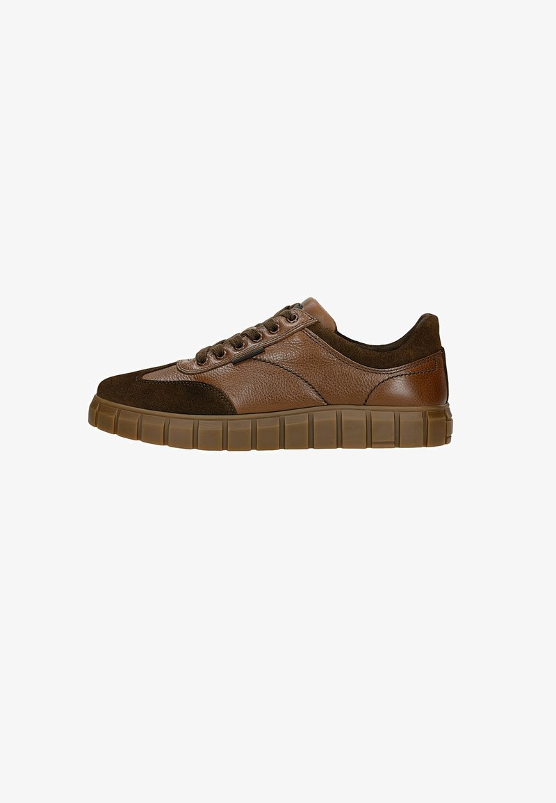 Braune Leder- und Wildledersneaker mit einer strukturierten Oberseite, runder Zehenpartie und flexibler Gummisohle mit segmentiertem Design.