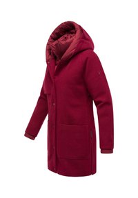 Manteau rouge, longueur genoux avec une capuche rembourrée, fermeture à boutons et deux poches avant. Fabriqué en tissu doux et texturé avec une doublure intérieure lisse.