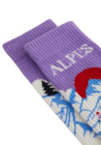 Lila stickade strumpor med ett bergsmotiv i vitt, blått och svart, märkt "ALPES" i vit text på den övre delen.