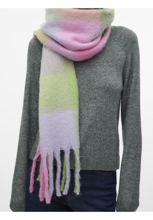Personne portant un pull en tricot gris foncé et un jean bleu foncé, avec une grande écharpe douce aux tons pastel de rose, vert et violet enroulée autour du cou.