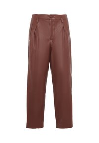 Pantaloni in finta pelle marrone con taglio diritto, fronte plissettato e tasche posteriori. Presentano una chiusura con bottone e passanti per cintura. Texture liscia.