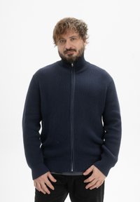 Marine blauwe rits trui van textuur gebreid materiaal, met een hoge kraag, geribbelde manchetten en een rechte zoom.