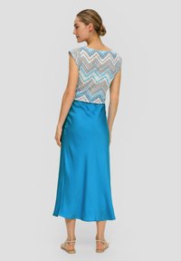 s.Oliver BLACK LABEL MIT DOBBY-STRUKTUR - A-Linien-Rock - azurblau