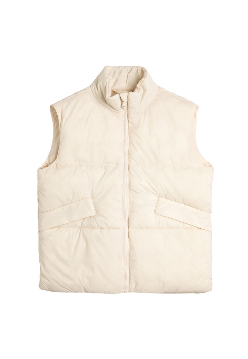 Wattierte Weste in hellcremer Farbe mit hohem Kragen, Frontreißverschluss und zwei schräg angebrachten Taschen auf der Vorderseite. Der Stoff hat eine glatte Textur.