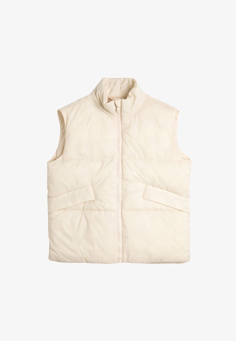 Wattierte Weste in hellcremer Farbe mit hohem Kragen, Frontreißverschluss und zwei schräg angebrachten Taschen auf der Vorderseite. Der Stoff hat eine glatte Textur.
