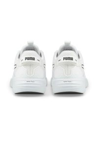 Scarpe sportive bianche con sovrapposizioni testurizzate, suole piatte e marchio 'PUMA' sul tallone. Accenti neri sui lati. Realizzate con Better Foam.