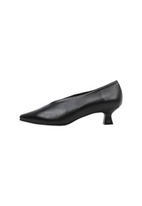 Zapato de tacón alto de cuero negro con punta afilada y un tacón corto de forma cuadrada. Textura suave y diseño minimalista.