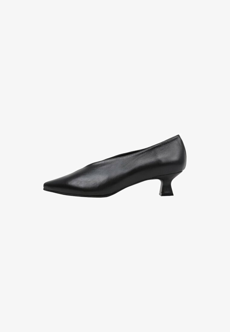 Zapato de tacón alto de cuero negro con punta afilada y un tacón corto de forma cuadrada. Textura suave y diseño minimalista.