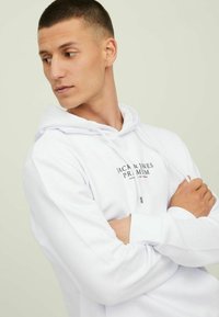 Weißer Hoodie aus Baumwollmischung mit einem Logo auf der Brust, Kordelzugkapuze und gerippten Bündchen. Leicht und lässig im Design.