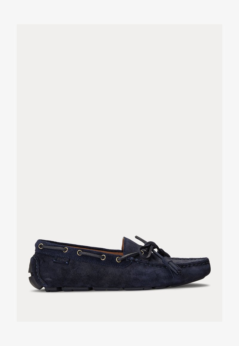 Mocassins de camurça azul-marinho com design de atacadores, bico redondo, costura tonal e ilhós metálicos. Sola de borracha flexível.