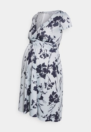 Vestido de maternidade floral em azul claro, com decote em V, mangas curtas e padrão floral azul-marinho, com cintura império e saia suavemente franzida.
