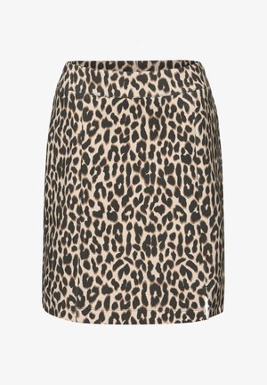 Prosta mini spódnica w panterkę z małym bocznym rozcięciem i dopasowanym pasem, beżowe tło z czarnymi i brązowymi plamami.