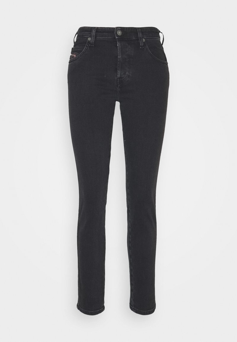 Jean slim noir avec bouton et fermeture éclair à l'avant, design cinq poches et passants de ceinture, présenté sur fond blanc.