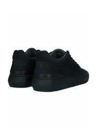 Sneakers neri in pelle con texture liscia, forma rotonda, suole in gomma rialzate e design minimalista, caratterizzati da cuciture tono su tono e chiusura con lacci.
