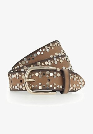 Tan leren riem versierd met zilveren en metalen studs. Heeft een goudkleurige metalen gesp en een gladde textuur met afgeronde uiteinden.