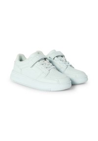 Sneaker in pelle blu chiaro con punta perforata, design con lacci e cinturino regolabile. Presenta una suola testurizzata e un dettaglio del logo sul lato.