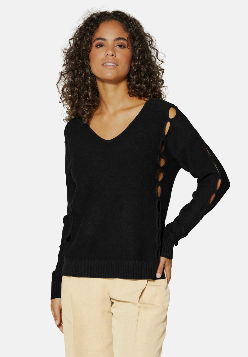 Schwarzer Strickpullover mit V-Ausschnitt, langen Ärmeln mit Ausschnittdetails an den Seiten und geripptem Saum. Weicher Stoff, lockere Passform.